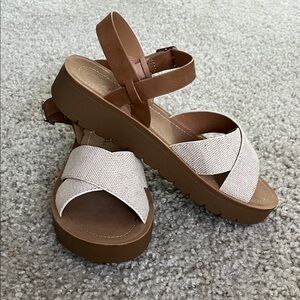 Women’s Soda Cream Cross-Strap Chester Sandals Size 6 NEW!